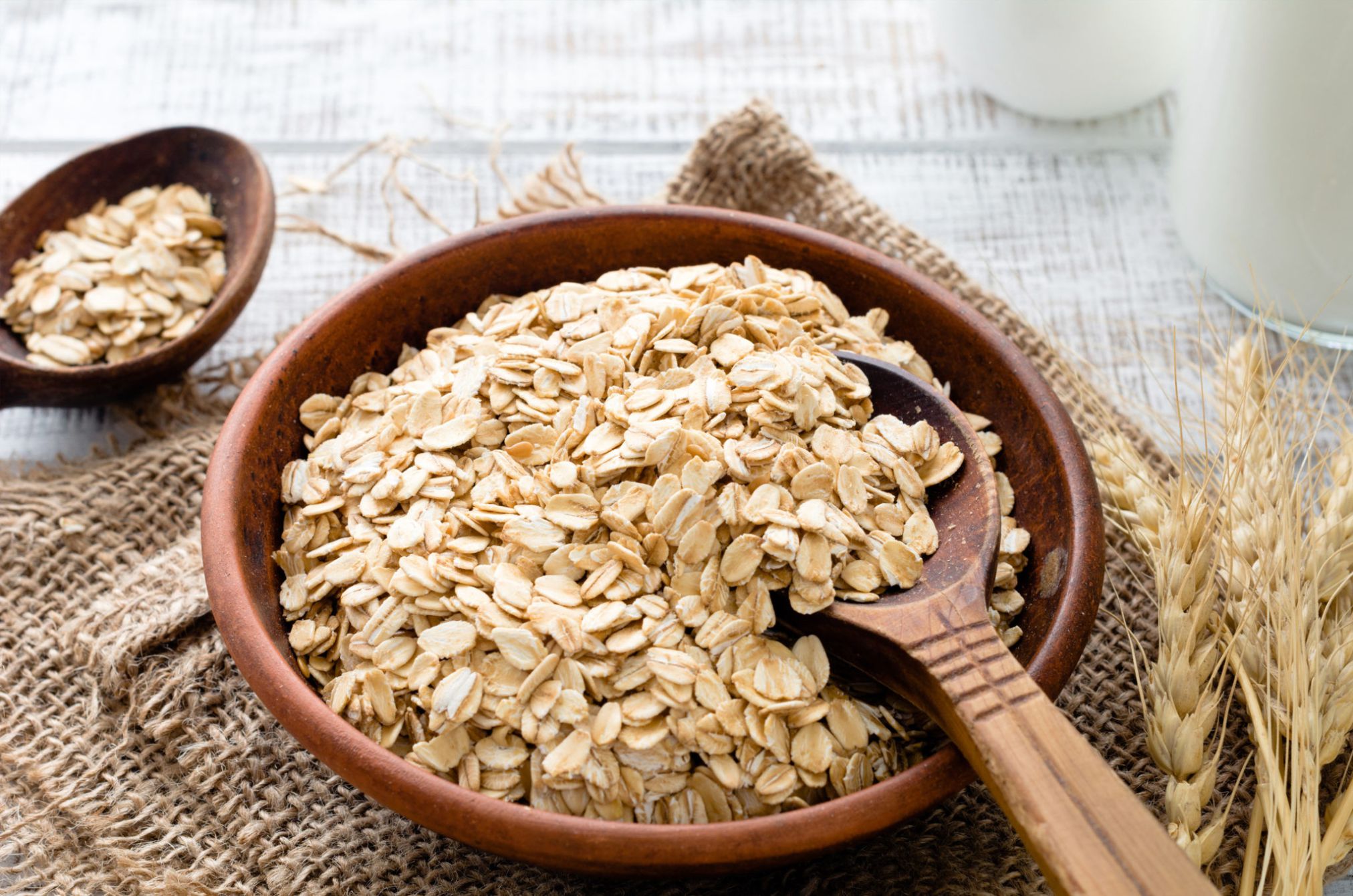 Trung bình cứ 100g yến mạch nguyên chất có lượng calo khoảng 379 kcal Trung bình cứ 100g yến mạch nguyên chất có lượng calo khoảng 379 kcal